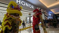 Aksi Barongsai Tandai Pembukaan Toko Pertama Honor di Indonesia