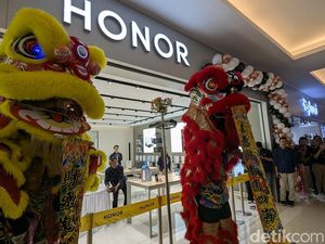Aksi Barongsai Tandai Pembukaan Toko Pertama Honor di Indonesia Aksi Barongsai Tandai Pembukaan Toko Pertama Honor di Indonesia