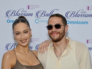 Foto: Sosok Model yang Dihamili Pete Davidson, Pernah Dipacari Benny Blanco Foto: Sosok Model yang Dihamili Pete Davidson, Pernah Dipacari Benny Blanco