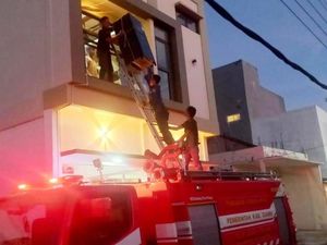 Petugas Damkar di Ciamis Diminta Gendong Kulkas Petugas Damkar di Ciamis Diminta Gendong Kulkas
