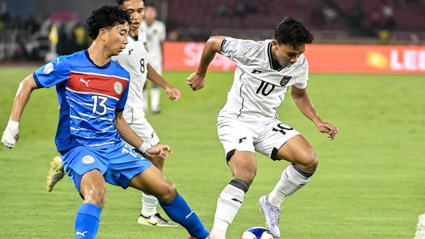 Pesepak bola Timnas U-23 Indonesia Arkhan Fikri (kanan) berebut bola dengan pesepak bola Timnas U-23 Filipina Zachary Taningco (kiri) dalam pertandingan penyisihan Grup A Piala AFF U-23 2025 di Stadion Utama Gelora Bung Karno (SUGBK), Senayan, Jakarta, Jumat (18/7/2025). ANTARA FOTO/Muhammad Adimaja/Lmo/tom.