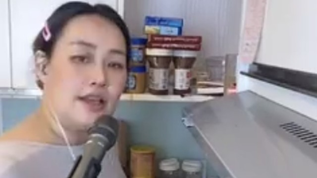 Update Informasi Selebriti InsertLive : Suami Pinkan Mambo Review Pisang Goreng yang Dijual Istri: Tepung Semua