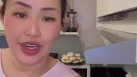 Aksi Pinkan Mambo Buat Pesanan Donat Sambil Live di TikTok