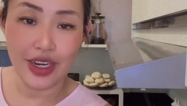 Aksi Pinkan Mambo Buat Pesanan Donat Sambil Live di TikTok
