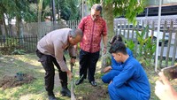 Polda Riau Gencarkan Green Policing di Sekolah, Siswa Diajak Tanam Pohon