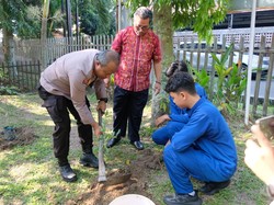 Polda Riau Gencarkan Green Policing di Sekolah, Siswa Diajak Tanam Pohon