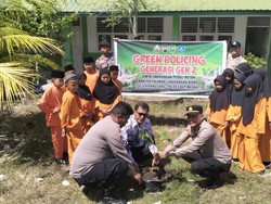 Green Policing di Sekolah: Polisi di Meranti Ajak Anak SD Tanam Pohon