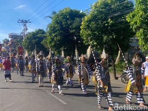 Ribuan Warga Ikut Prosesi Mepeed Puri Agung Karangasem, Jarak Tempuh 4,5 Km Ribuan Warga Ikut Prosesi Mepeed Puri Agung Karangasem, Jarak Tempuh 4,5 Km