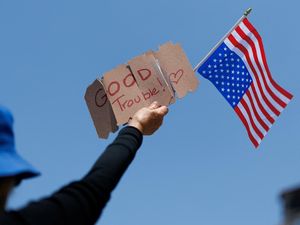 Efek Tarif Trump: Rakyat AS Malah Banyak Tekor Efek Tarif Trump: Rakyat AS Malah Banyak Tekor
