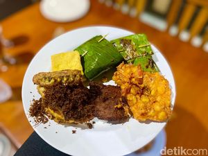 Sedapnya Ayam Goreng Kuning dan Prasmanan Sunda Legendaris Sejak 1989 Sedapnya Ayam Goreng Kuning dan Prasmanan Sunda Legendaris Sejak 1989