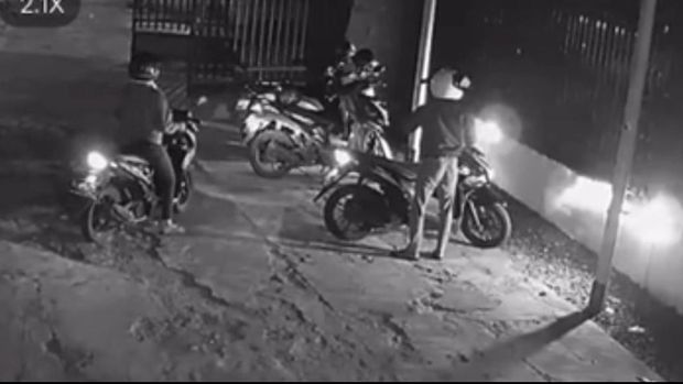 Sejoli pencuri motor di bar Kota Probolinggo terekam CCTV.