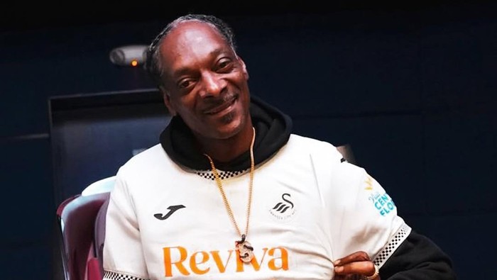 Rapper ternama Snoop Dogg menjadi salah satu investor anyar di klub Championship, Swansea City.  Kabar bergabungnya Snoop Dogg sebagai investor Swansea City diumumkan pihak klub, Jumat (18/7/2025). Pria bernama asli Calvin Cordozar Broadus Jr ini sebelumnya ikut membantu promosi jersey teranyar klub pekan lalu.
