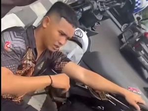 Viral Polisi di Ternate Nangis Minta Tolong Saat Dijemput Provos Viral Polisi di Ternate Nangis Minta Tolong Saat Dijemput Provos