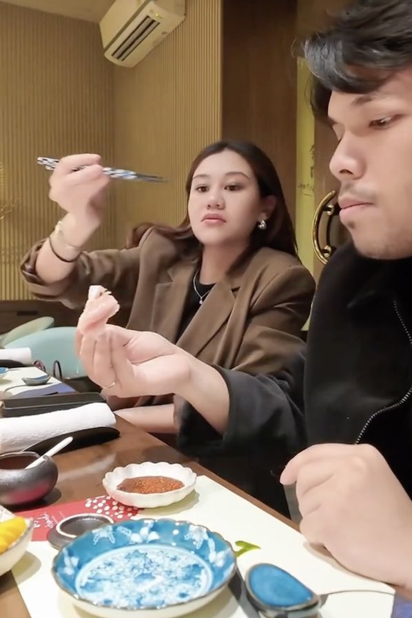 Thariq Halilintar dan Aaliyah Asyik 'Sushi Date'