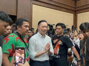 Video Pendukung Tom Lembong Nyanyi Indonesia Raya Jelang Sidang Vonis