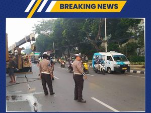 Truk Tabrak Pembatas Jalan di MT Haryono gegara Lepas Kendali