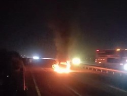 Xenia Terbakar Usai Kecelakaan, Lalin di Tol Jombang-Mojokerto Merayap