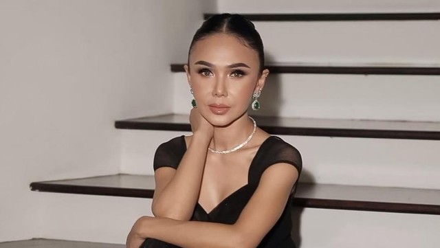 Update Informasi Selebriti InsertLive : Yuni Shara Jajan Sambil Jongkok, Sikap Ramahnya ke Pedagang Tuai Pujian