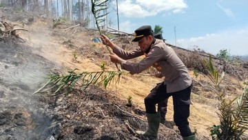 Demi Padamkan Karhutla di Rohul, Polisi-TNI Rela Jalan Kaki ke Titik Hotspot