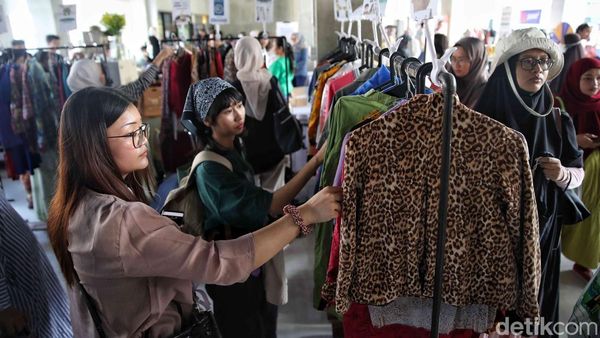 Bersaling Silang: Satu Baju, Satu Langkah untuk Bumi yang Lebih Baik