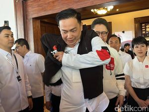 Caketum PSI Agus Mulyono Diiringi Selawatan ke Graha Saba Buana Caketum PSI Agus Mulyono Diiringi Selawatan ke Graha Saba Buana