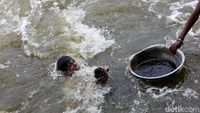 Demi Cuan, Warga India Berburu Harta Karun sampai ke Dasar Sungai