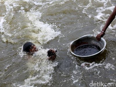 Demi Cuan, Warga India Berburu Harta Karun sampai ke Dasar Sungai