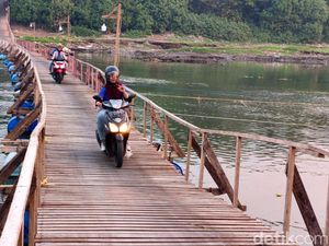 Vitalnya Jembatan Apung Pemangkas Jarak Warga di Sidoarjo dan Mojokerto Vitalnya Jembatan Apung Pemangkas Jarak Warga di Sidoarjo dan Mojokerto
