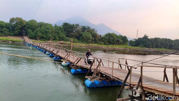 Jembatan Apung di Sidoarjo Solusi Warga Pangkas Jarak Menuju Mojokerto