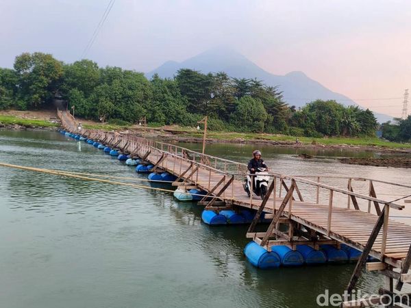 Jembatan Apung di Sidoarjo Solusi Warga Pangkas Jarak Menuju Mojokerto