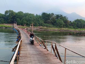 Video: Melihat Jembatan Apung di Sidoarjo, Jadi Akses Vital Menuju Mojokerto Video: Melihat Jembatan Apung di Sidoarjo, Jadi Akses Vital Menuju Mojokerto
