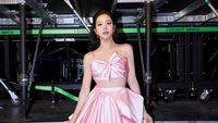7 Gaya Elegan Jisoo BLACKPINK Pakai Gaun Rancangan Dior Khusus Tur Dunia