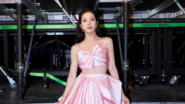 7 Gaya Elegan Jisoo BLACKPINK Pakai Gaun Rancangan Dior Khusus Tur Dunia