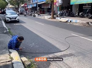 Viral Kabel Provider Menjuntai Ganggu Pengguna Jalan di Jombang Viral Kabel Provider Menjuntai Ganggu Pengguna Jalan di Jombang