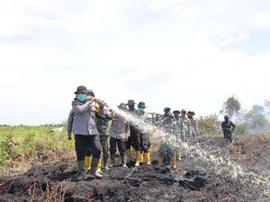 Aksi Sigap Kapolda Riau Terjun Langsung Padamkan Karhutla 100 Ha di Rohil Aksi Sigap Kapolda Riau Terjun Langsung Padamkan Karhutla 100 Ha di Rohil