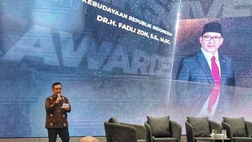 Menbud Fadli Zon Terima Penghargaan Pena Emas 2025 dari FPRMI