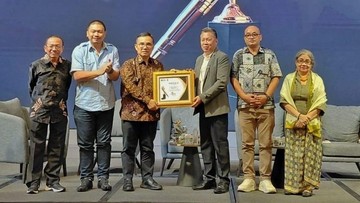 Menbud Fadli Zon Menerima Penghargaan Pena Emas 2025 dari FPRMI