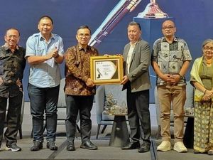 Menbud Fadli Zon Terima Penghargaan Pena Emas 2025 dari FPRMI