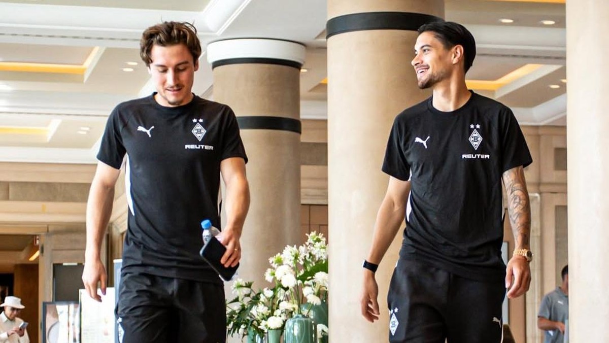 Kevin Diks (kanan) jalani TC bersama Moenchengladbach. (Foto: Dok. Instagram/@borussia)