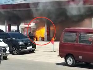 Mobil Terbakar Saat Isi BBM di SPBU Kasimpo Tana Toraja, Sopir Kabur Mobil Terbakar Saat Isi BBM di SPBU Kasimpo Tana Toraja, Sopir Kabur