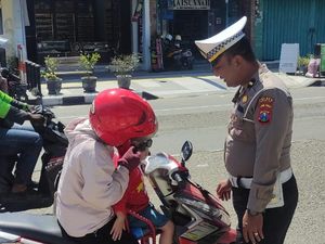 Operasi Patuh di Ponorogo Sasar Ortu Bonceng Anak Tak Berhelm Operasi Patuh di Ponorogo Sasar Ortu Bonceng Anak Tak Berhelm