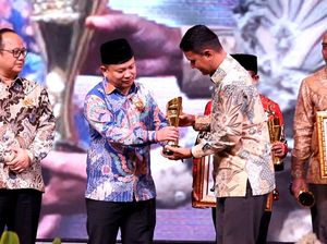 Walkot Tangerang Raih Penghargaan Tata Kelola Pemerintahan Terbaik FPRMI Walkot Tangerang Raih Penghargaan Tata Kelola Pemerintahan Terbaik FPRMI