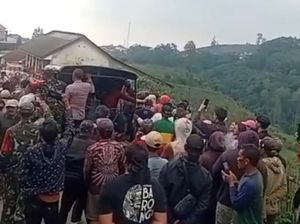 7 Terduga Pelaku Pencabulan Anak di Pasuruan Diamankan dari Amuk Warga 7 Terduga Pelaku Pencabulan Anak di Pasuruan Diamankan dari Amuk Warga