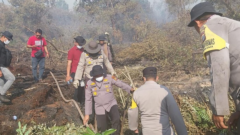Polisi-Masyarakat Peduli Api Respons Cepat Tangani Karhutla di Dumai