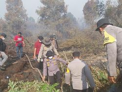 Polisi-Masyarakat Peduli Api Respons Cepat Tangani Karhutla di Dumai