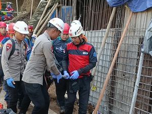 Longsor Proyek Kirmir Telan Satu Korban Jiwa di Cimahi Longsor Proyek Kirmir Telan Satu Korban Jiwa di Cimahi