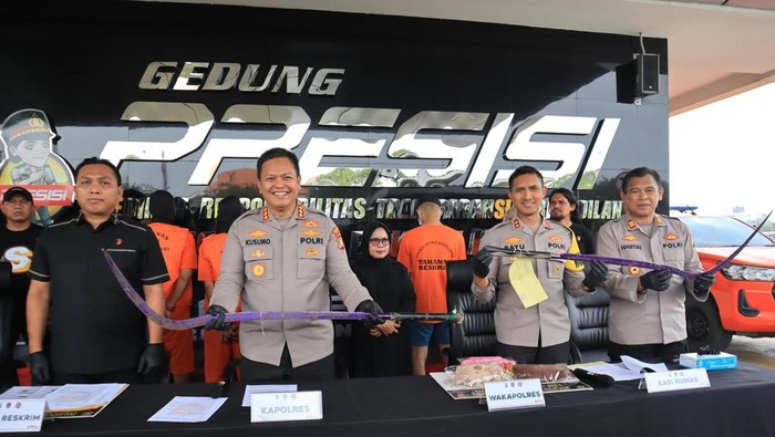 Corbek Pemuda di Bekasi Nongkrong Bawa Sajam, Ngacir Saat Didatangi Polisi