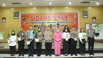 Menarik! Polres Inhu Berikan Kado Pohon kepada Calon Pasangan Polri di Sidang Pranikah