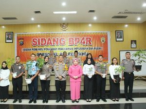 Unik! Polres Inhu Bekali Calon Pasangan Polri Kado Pohon di Sidang Pranikah