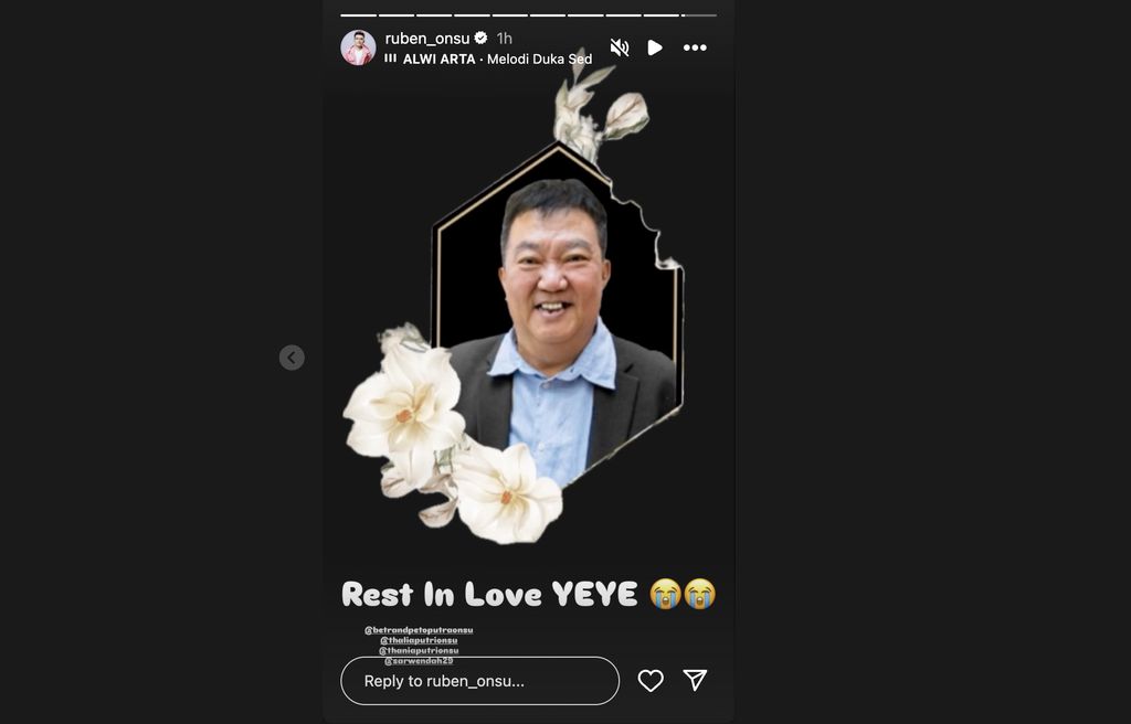 Ruben Onsu ikut bersedih saat mantan ayah mertuanya atau ayah kandung dari Sarwendah meninggal dunia pada Sabtu (19/7).